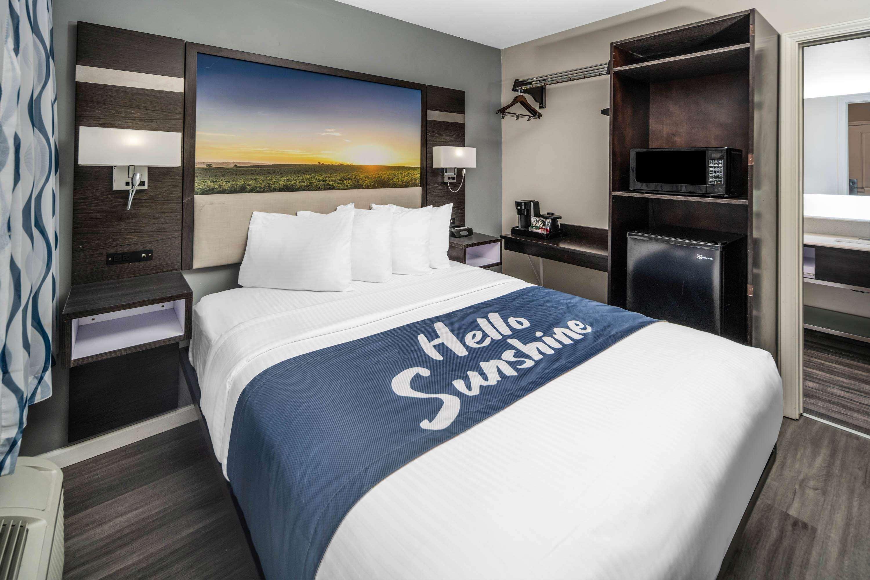 Days Inn By Wyndham Galt - Elk Grove South Ngoại thất bức ảnh
