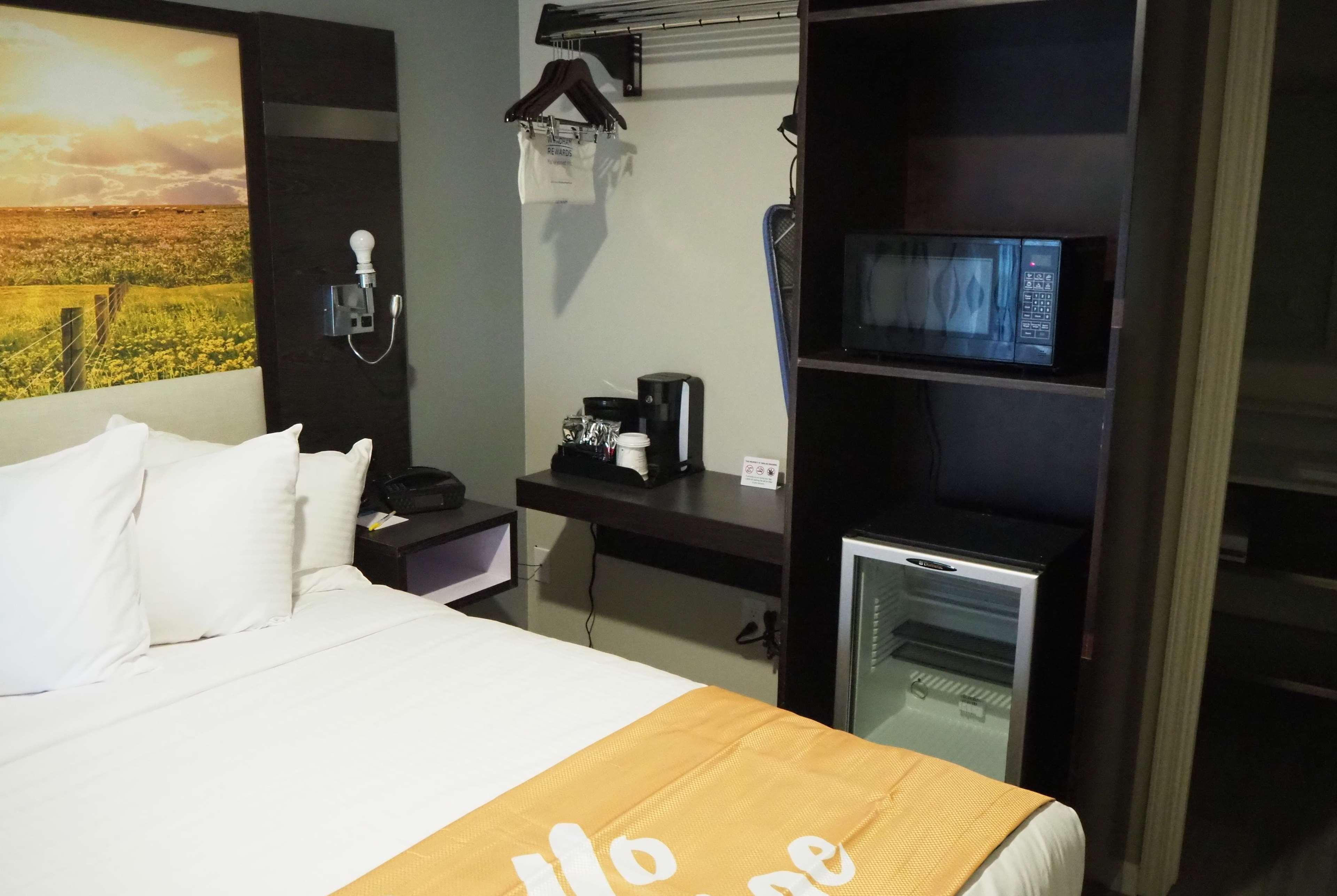 Days Inn By Wyndham Galt - Elk Grove South Ngoại thất bức ảnh
