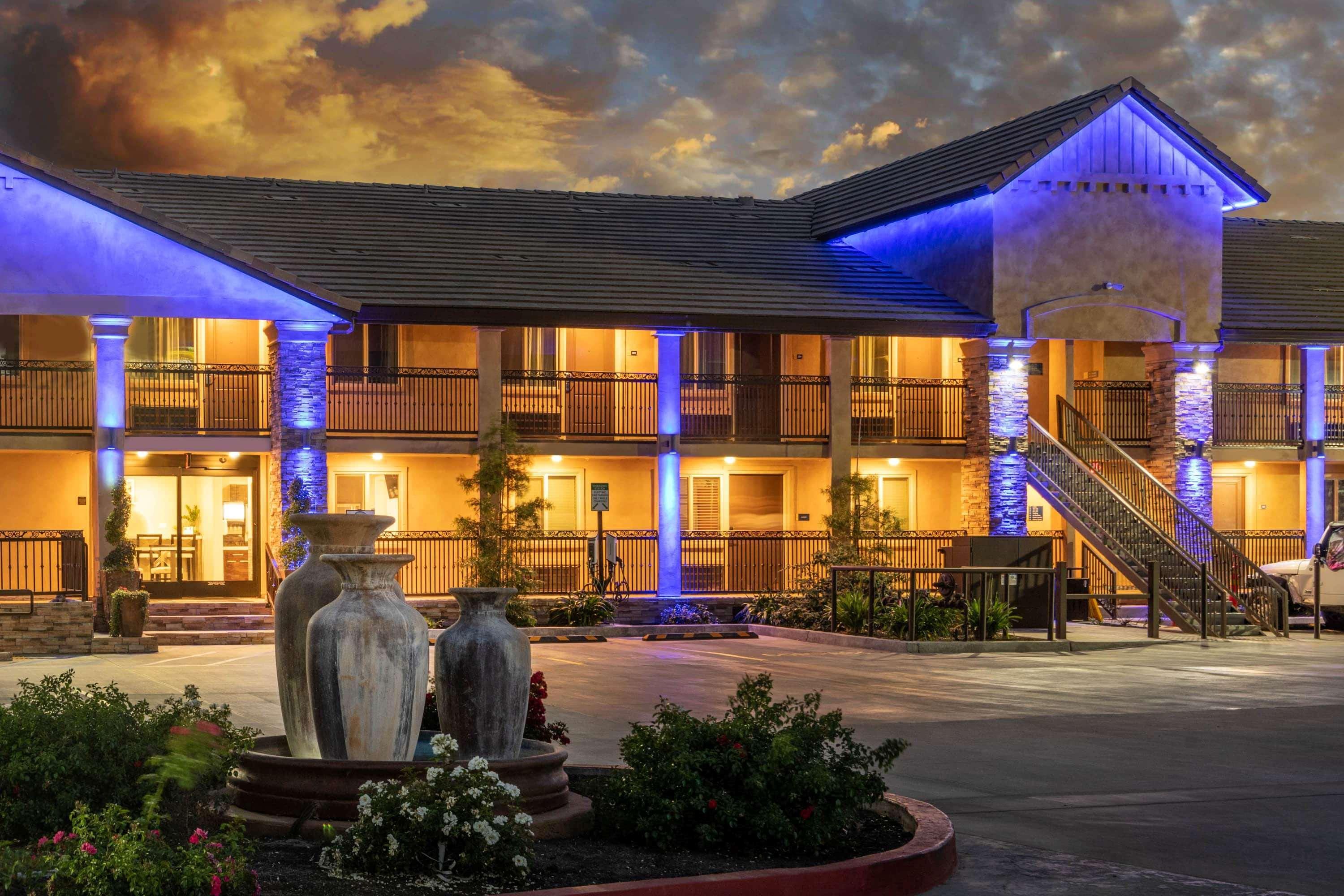 Days Inn By Wyndham Galt - Elk Grove South Ngoại thất bức ảnh