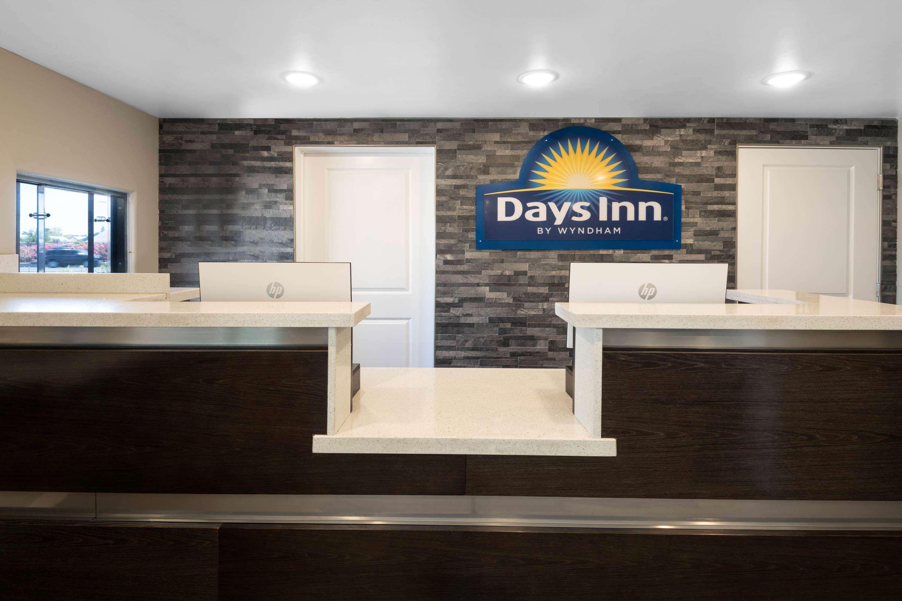 Days Inn By Wyndham Galt - Elk Grove South Ngoại thất bức ảnh